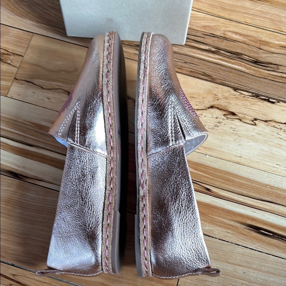 Ellen DeGeneres Metallic Rose Gold Loafers with Textured Finish - Picture 6 of 11